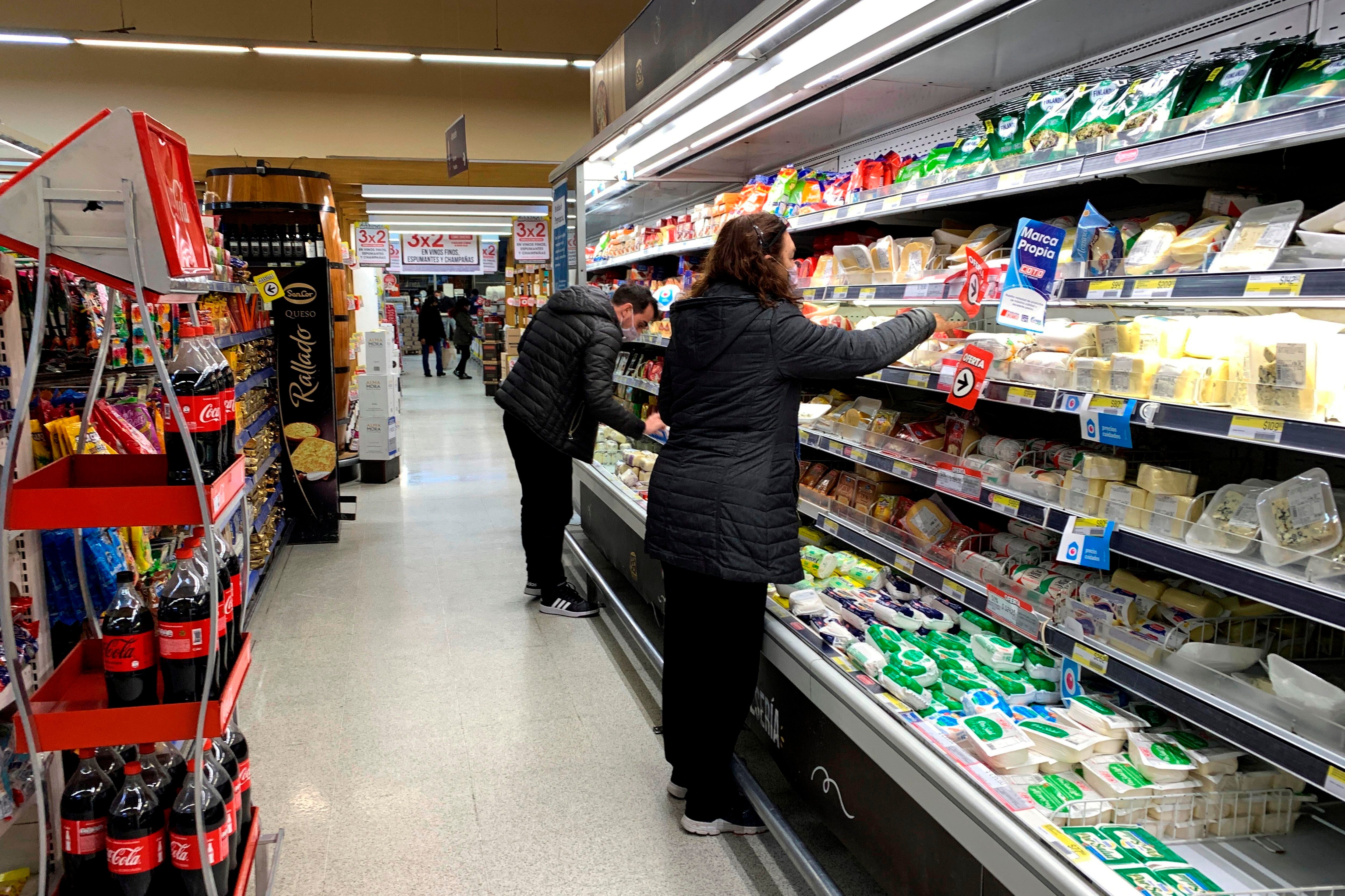 Fotografía de personas revisando precios de productos en un supermercado hoy, en Buenos Aires (Argentina). EFE/ Demian Alday Estévez 