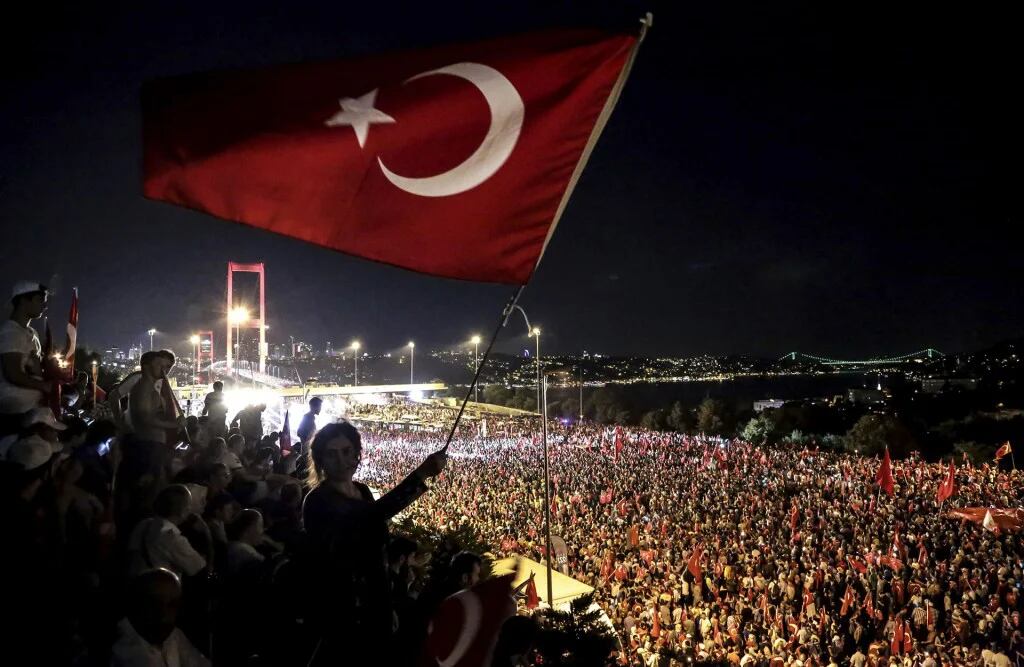 Erdogan convocó a movilizaciones masivas en su apoyo (AFP)