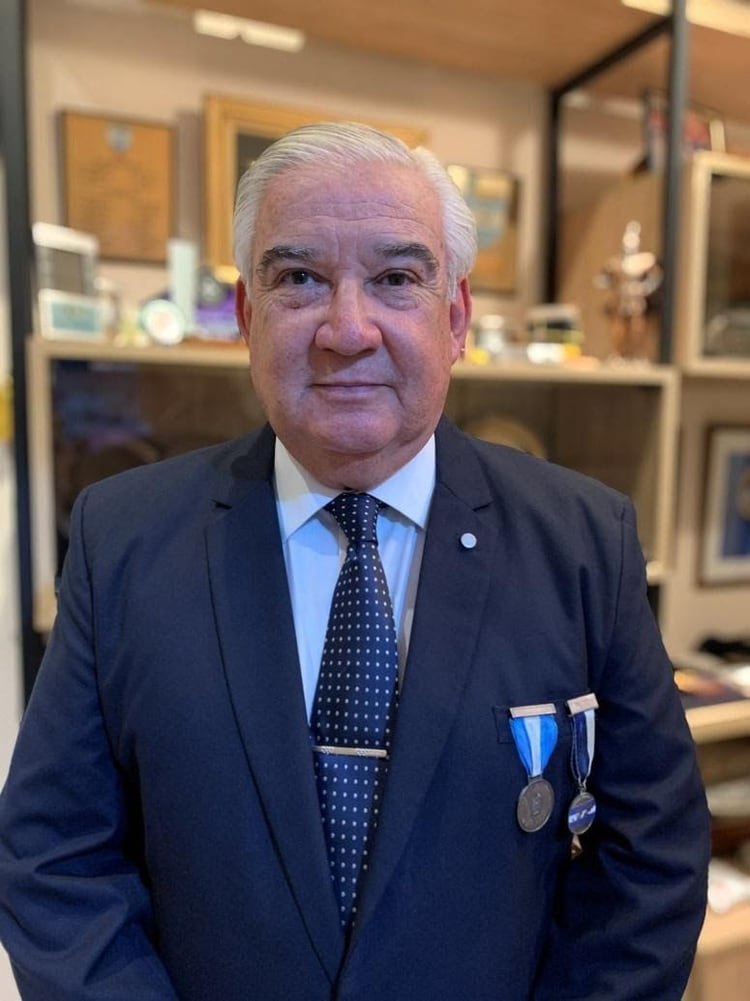 El Comodoro Mayor VGM Alejandro Vergara, con sus merecidas condecoraciones por las acciones de rescate que el Escuadrón que integraba llevaron a cabo en Malvinas