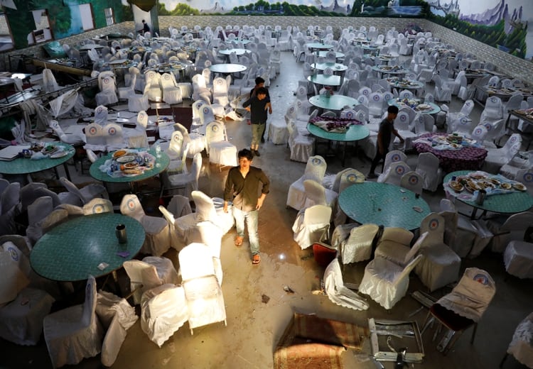 Trabajadores inspeccionan el lugar del atentado. REUTERS/Mohammad Ismail