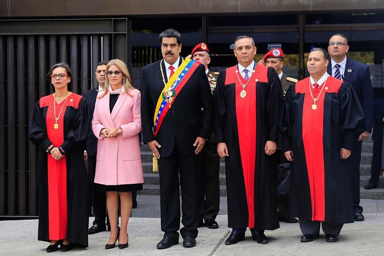 Nicolás Maduro, su esposa Cilia Flores y los jueces de la Corte Suprema chavista