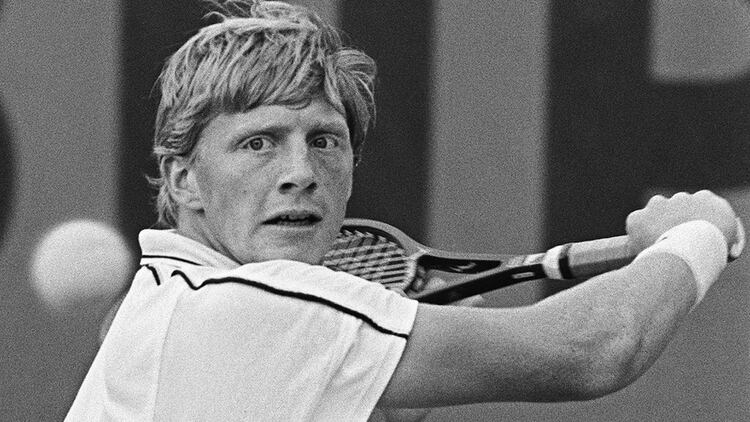 El alemán ganó en tres ocasiones Wimbledon, convirtiéndose en el jugador que lo logró siendo más joven: triunfó con 17 años y 7 meses (AFP)