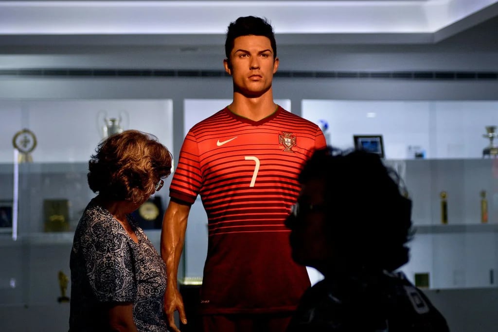 Otra de las estatuas de Cristiano Ronaldo que se lucen en el museo (AFP)