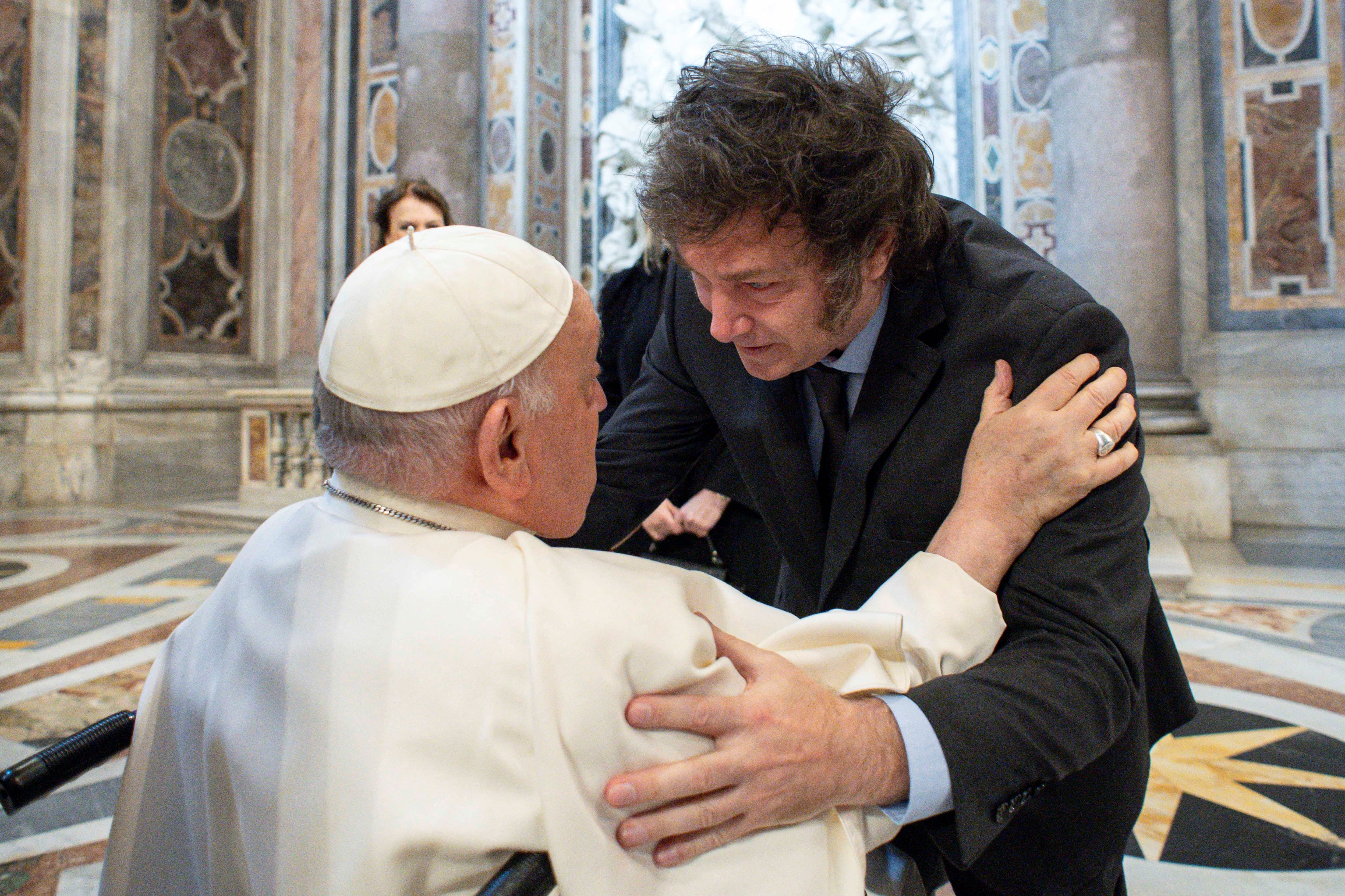 Javier Milei abraza al Papa Francisco durante su encuentro en la Basílica de San Pedro después de la canonización de "Mama Antula"