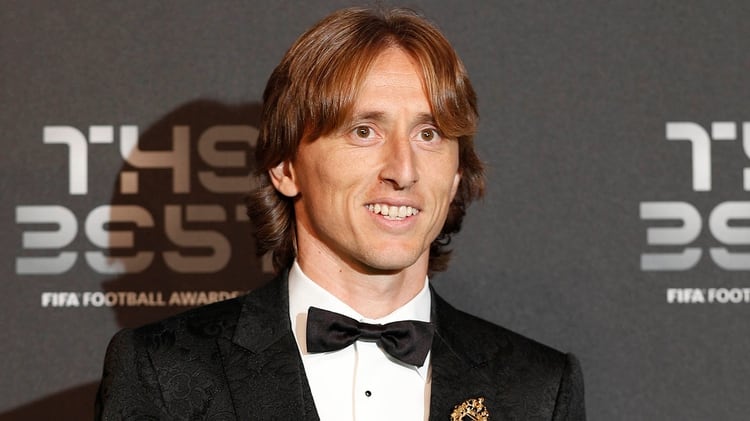 (AFP) Modric fue premiado con el trofeo The Best