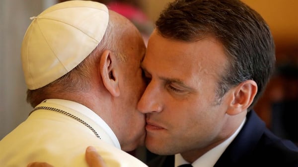 El cálido saludo entre Macron y el Papa (Reuters)