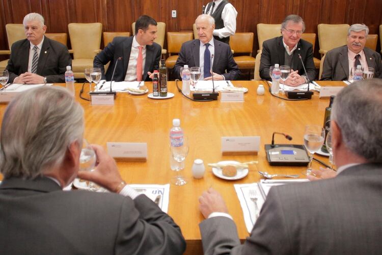 Roberto Lavagna y Juan Manuel Urtubey durante el almuerzo con la cúpula de la UIA