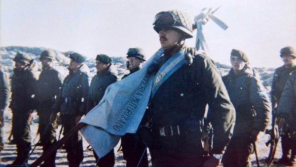 Con la histÃ³rica bandera y los sables llegaron los hombres del Regimiento 25 a Malvinas