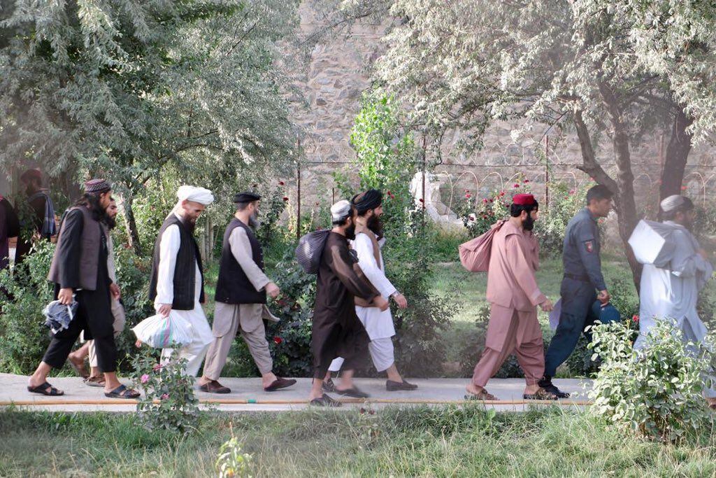 Prisioneros talibanes recién liberados caminan en la prisión de Pul-e-Charkhi, en Kabul, Afganistán. National Security Council of Afghanistan/Handout via REUTERS 