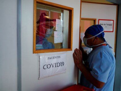 Foto de archivo de dos trabajadores de la salud hablando en la puerte de una unidad de terapia intensiva en un hospital en las afueras de Buenos Aires
Oct 16, 2020. REUTERS/Agustin Marcarian