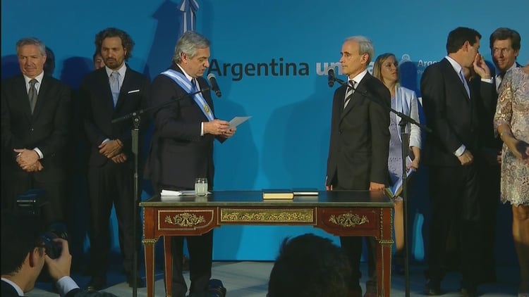 Alberto Fernndez tomando juramento a Julio Vitobello actual responsable poltico de la seguridad presidencial
