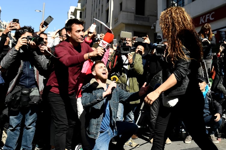 Periodistas trataron de hablar con Shakira (Photo by OSCAR DEL POZO / AFP)