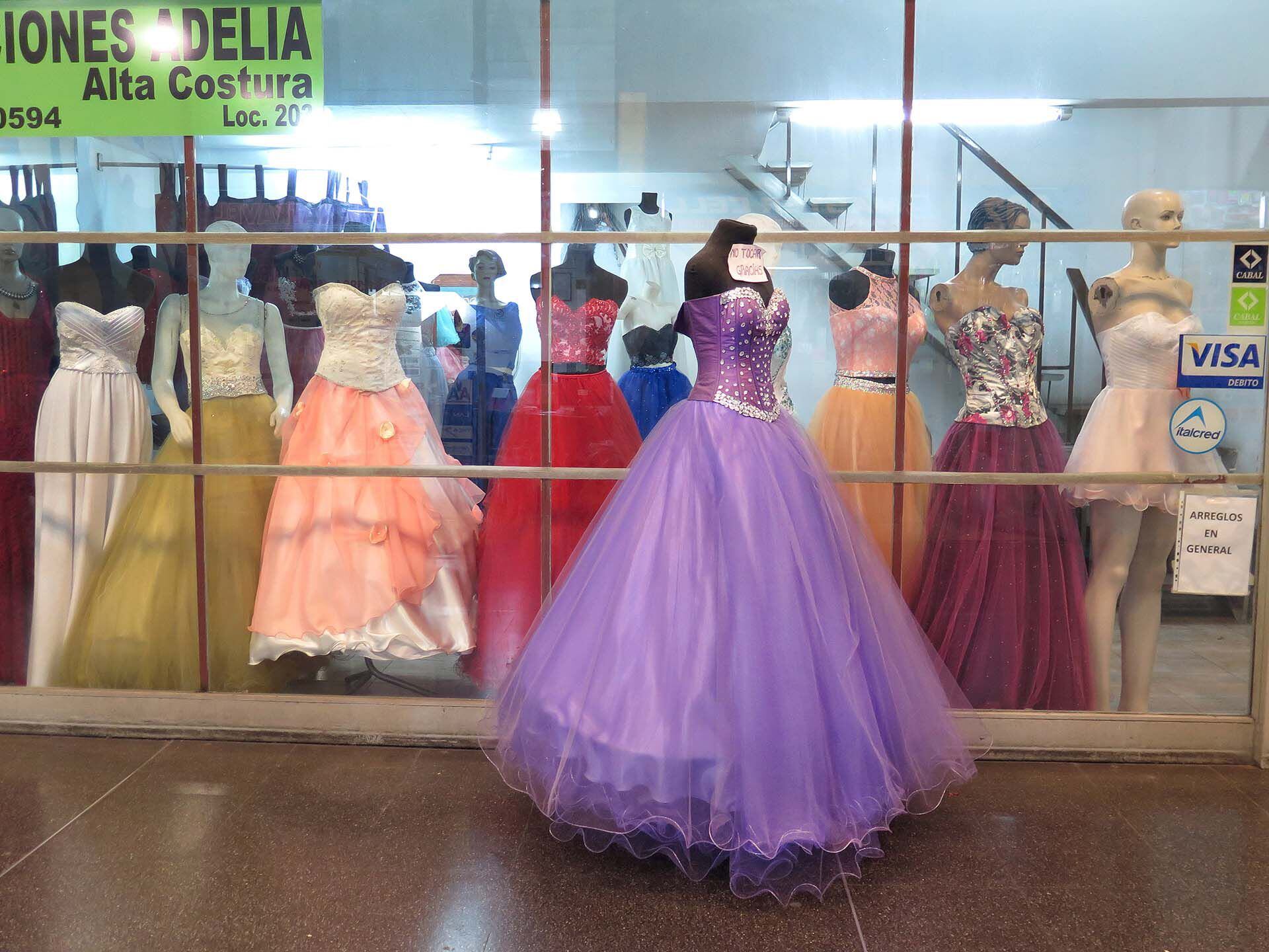 Alta costura según la lógica porteña: "Las típicas galerías de esa zona entre Congreso, Balvanera y Once en donde hay negocios de venta de vestidos de novias, madrinas, quinceañeras"