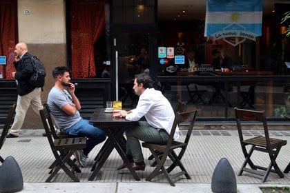 Escena de otra era, de lo que hoy es un bar "permitido" de la nueva normalidad: mesas en la vereda
 REUTERS/Marcos Brindicci