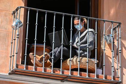 Una mujer en el balcón de su vivienda en plena cuarentena - EFE/Fernando Villar/Archivo
