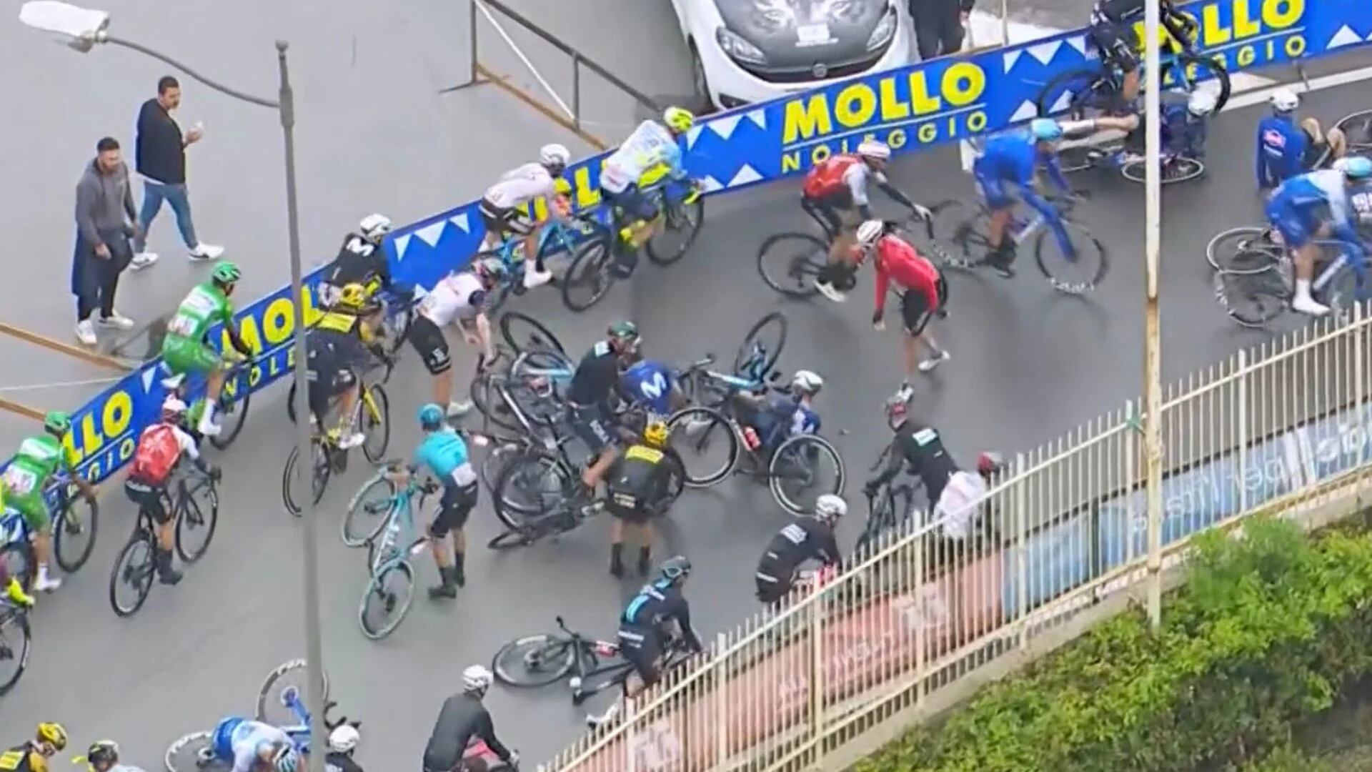 Se cayó el colombiano Fernando Gaviria: así fue la muy accidentada quinta etapa del Giro de Italia