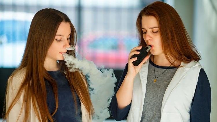Los cigarrillos electrónicos también representan un riesgo de adicción a la nicotina en los jóvenes y los adultos que no fuman cigarrillos tradicionales (Shutterstock)