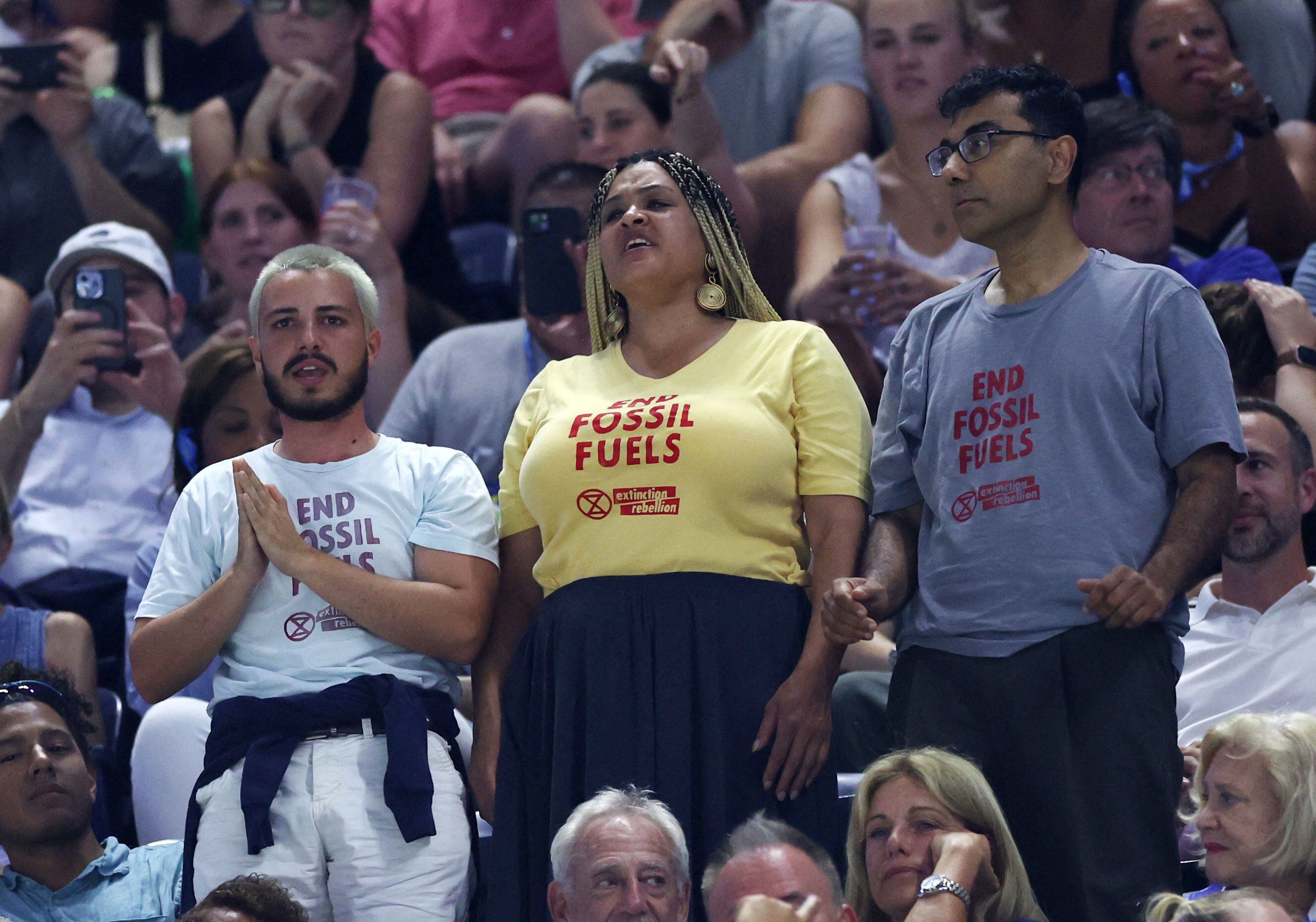 El cruce de semifinales estuvo detenido más de media hora (REUTERS/Mike Segar)