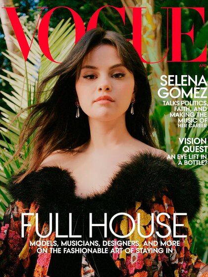 Con un vestido off shoulders con escote de piel negra, Selena Gomez fue elegida por Vogue USA para abril 2021 (Revista VOGUE)