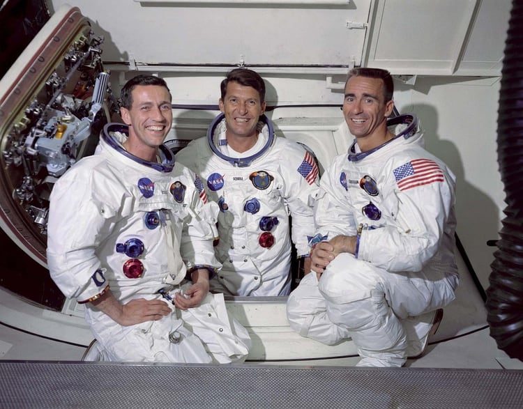 Los astronautas Don Eisela, Walter Schirra y Walter Cunningham, a bordo del Apolo 7, la primera misión espacial tripulada estadounidense.