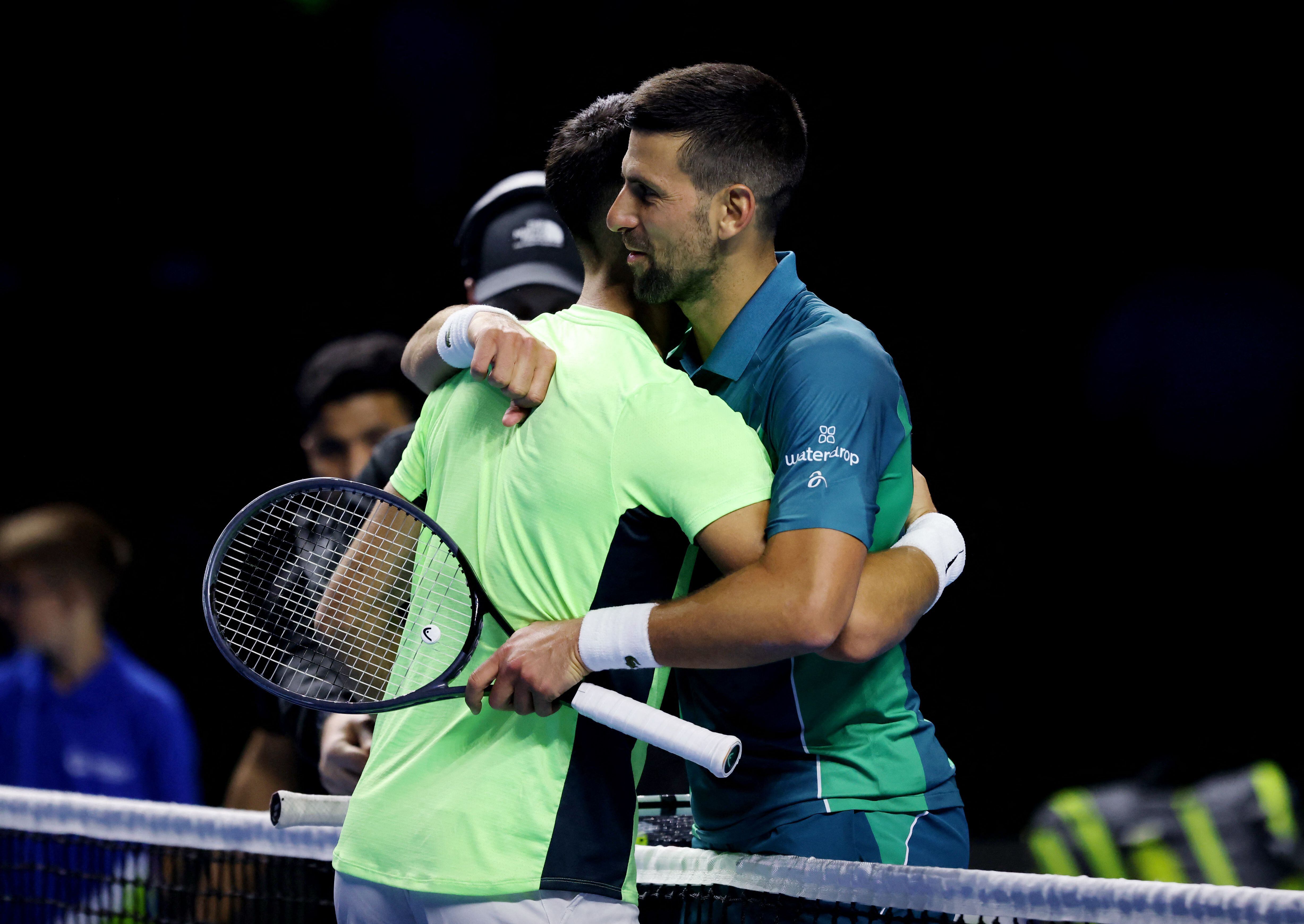 El tenista español Carlos Alcaraz junto al serbio Novak Djokovic (REUTERS/Ahmed Yosri)