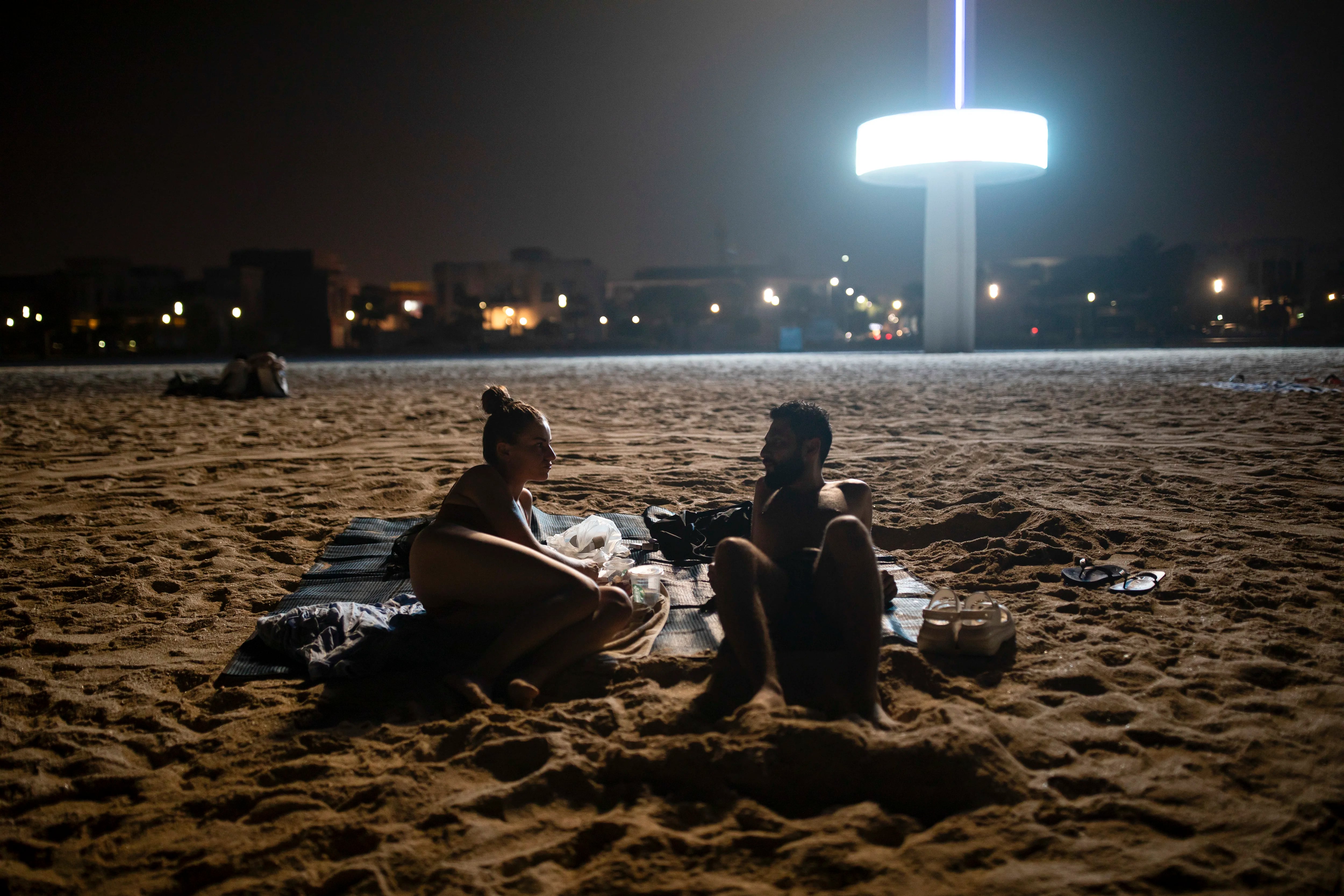 Para escapar del calor en Dubái, dirígete a la playa a medianoche