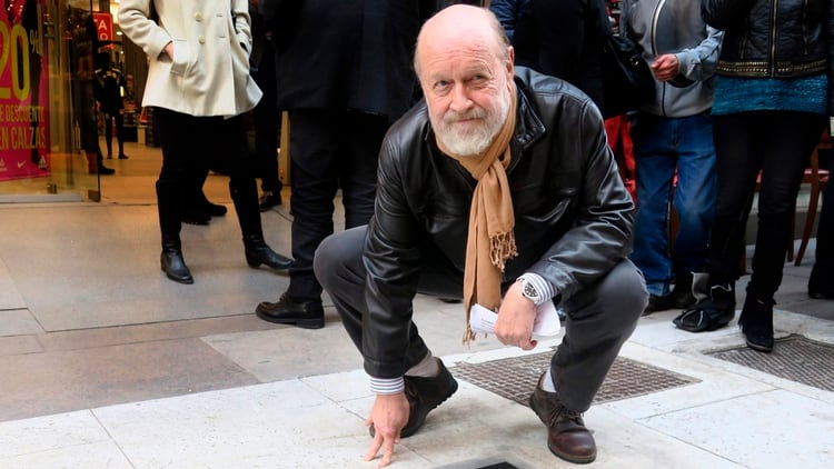 Marcos Mundstock en mayo de 2018, con la placa con la cual la Ciudad de Buenos Aires le rindió homenaje (EFE/ Pablo Ramón) 