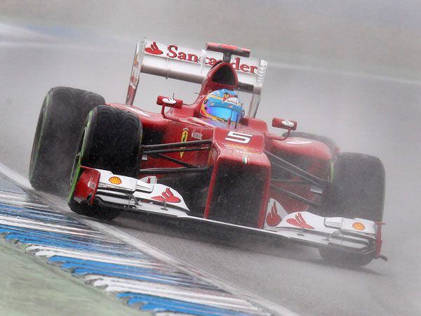 Alonso bajo la lluvia en 2012 (AP)