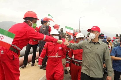 Un trabajador de la petrolera estatal PDVSA saluda a Tarek El Aissami durante la llegada del petrolero iraní "Fortuna" a la refinería El Palito en Puerto Cabello, Venezuela, el 25 de mayo de 2020. (Palacio de Miraflores / REUTERS)