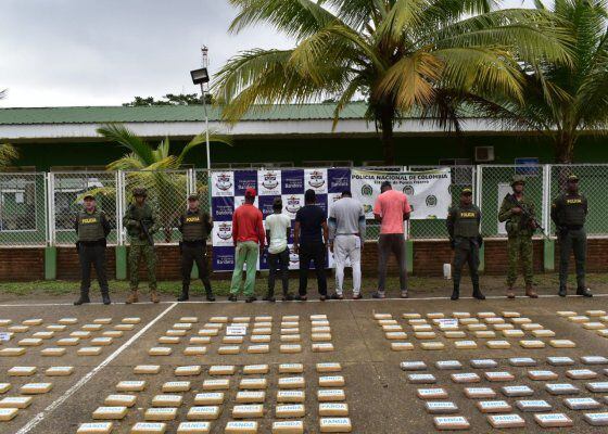 Cinco sujetos fueron capturados y 1.209 kilogramos de clorhidrato de cocaína fueron incautados en el océano Pacífico colombiano - crédito Armada Nacional.