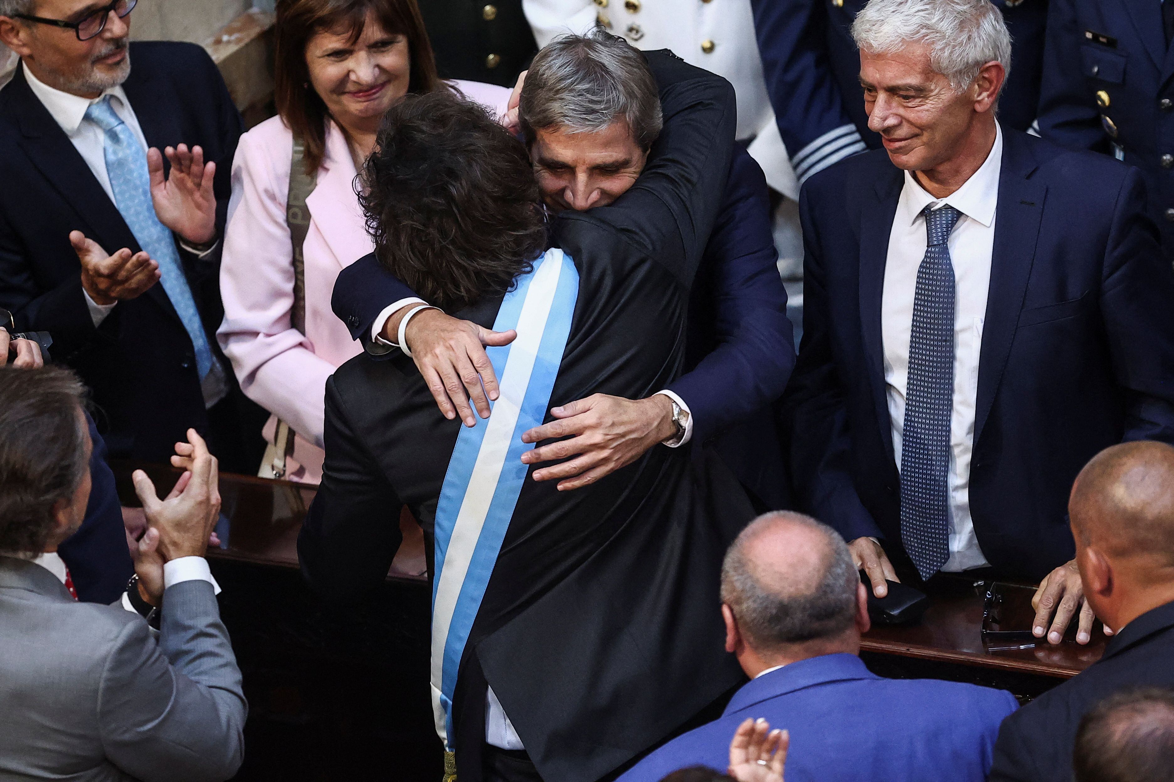 El presidente javier Milei abraza al ministro Luis Caputo, el viernes pasado en el Congreso (REUTERS/Agustin Marcarian)