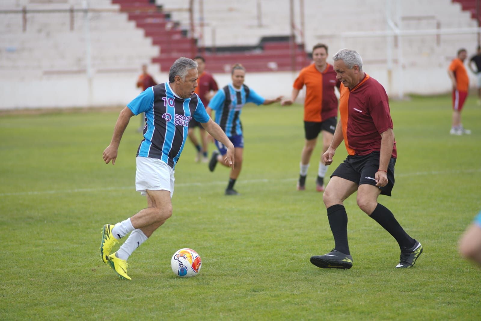 Alfredo Cornejo jugando al fútbol, una de sus pasiones