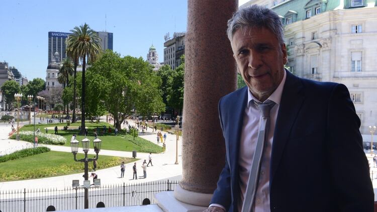 “Estoy desde hace más de 40 años a un metro del presidente. Evidentemente algo hice bien, porque si no, no podés estar ahí”, dice Bugge. Foto: Fernando Calzada