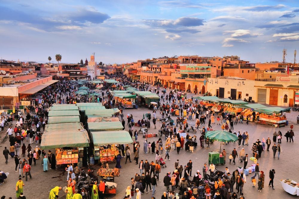 Plaza de Marrakech, en Marruecos (Shutterstock).