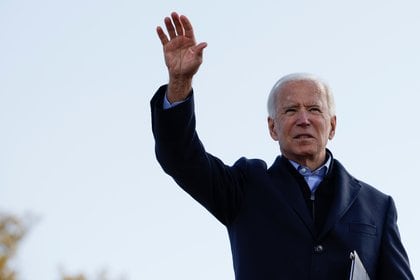 El candidato presidencial demócrata de EE. UU. Y ex vicepresidente Joe Biden saluda durante una parada de campaña en un drive-in, en Des Moines, Iowa, EE. UU., 30 de octubre de 2020. REUTERS / Brian Snyder