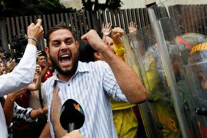 FOTO DE ARCHIVO. Juan Requesens, diputado de la coalición venezolana de partidos de la oposición (MUD), se enfrenta a guardias nacionales durante una protesta ante el Tribunal Supremo de Justicia (TSJ) en Caracas, Venezuela. 30 de marzo de 2017. REUTERS/Carlos García Rawlins