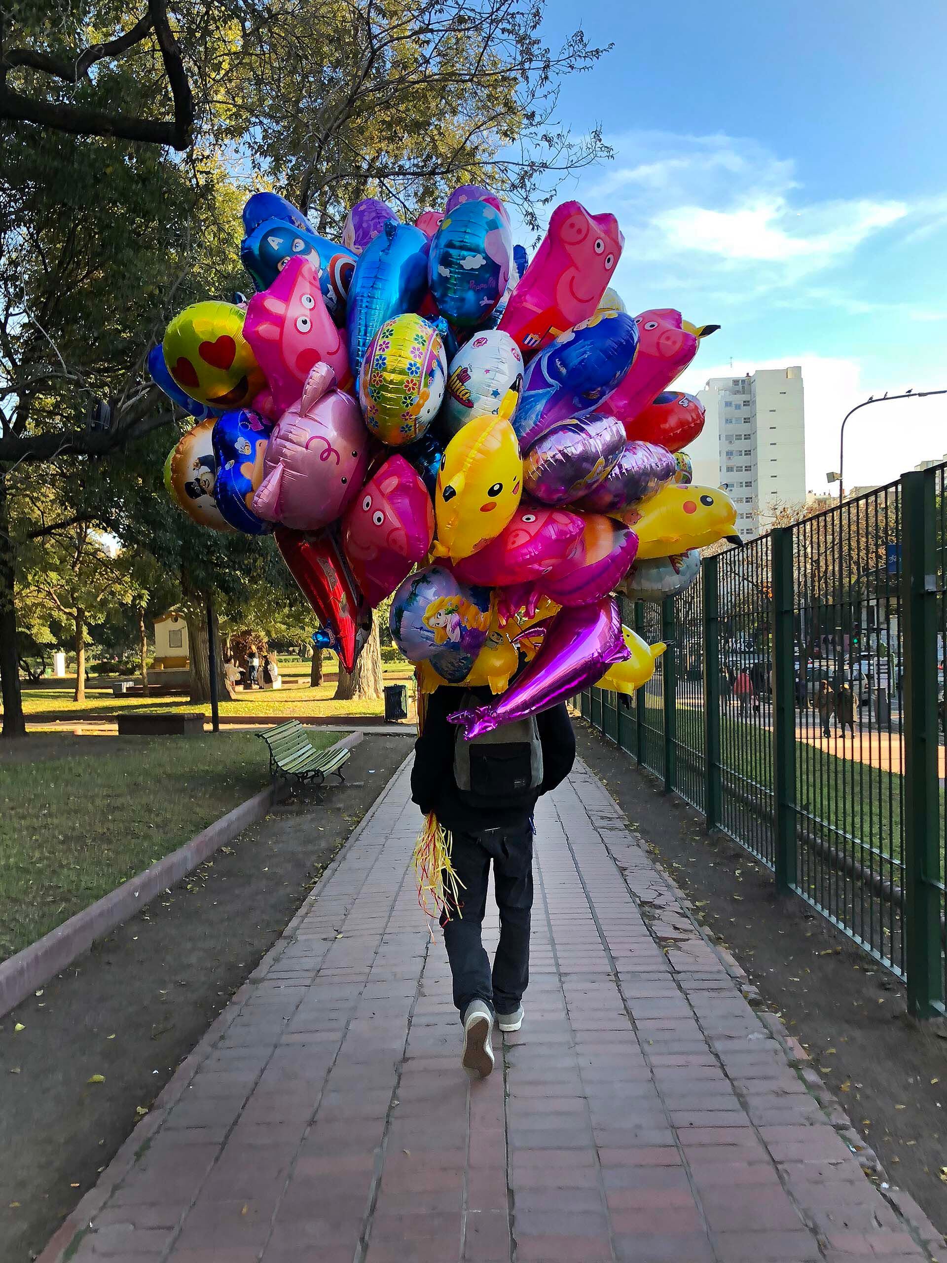 El vendedor de globos en Parque Rivadavia: "Le saqué la foto, lo perseguí por casi una cuadra porque parecía que iba a salir volando de tantos globos"