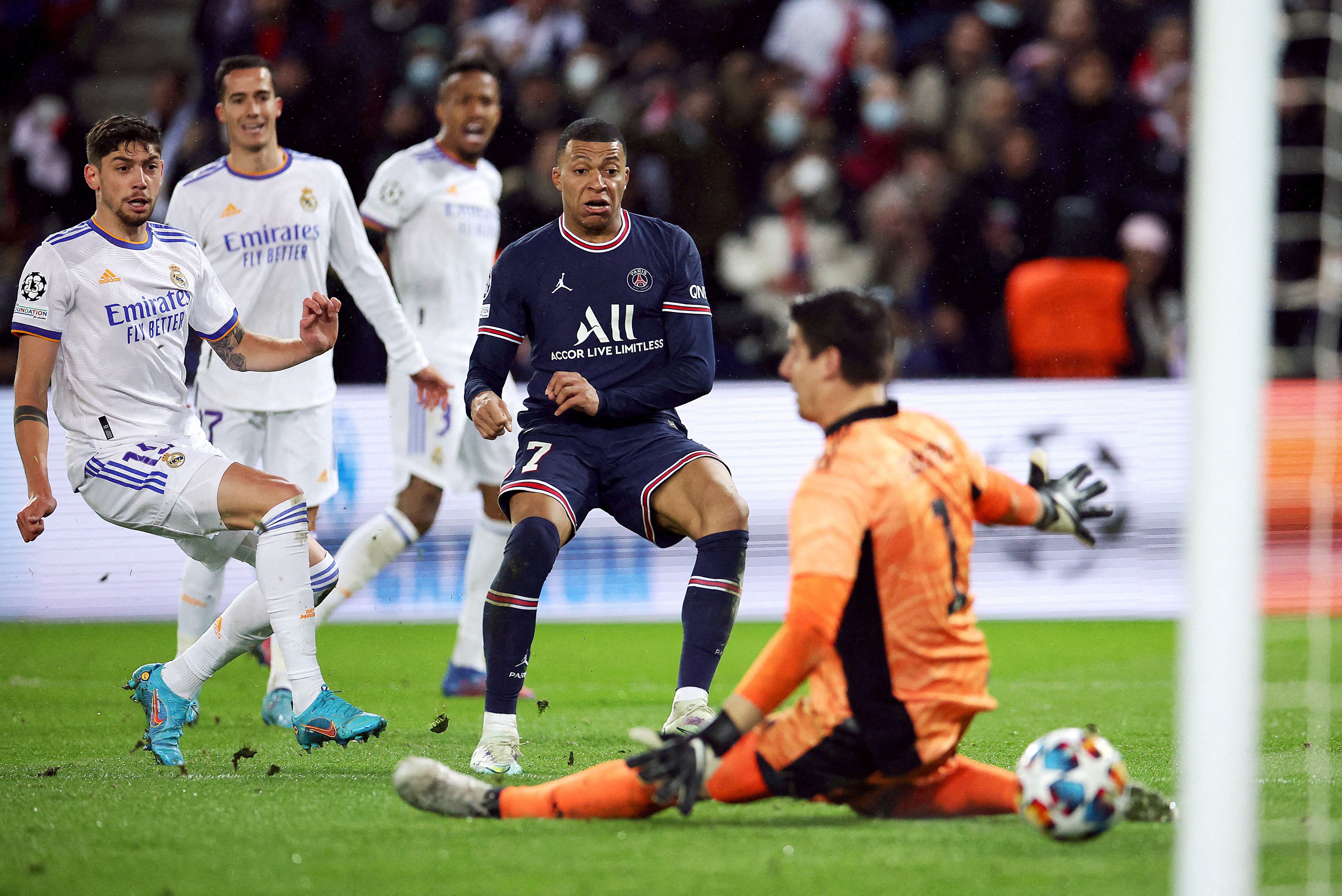 Kylian Mbappe le marca un gol al Real Madrid jugando para el PSG (REUTERS/Sarah Meyssonnier)