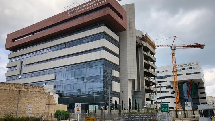 Edificios nuevos se inauguran y otros se construyen en el nuevo polo tecnológico en el centro de Haifa