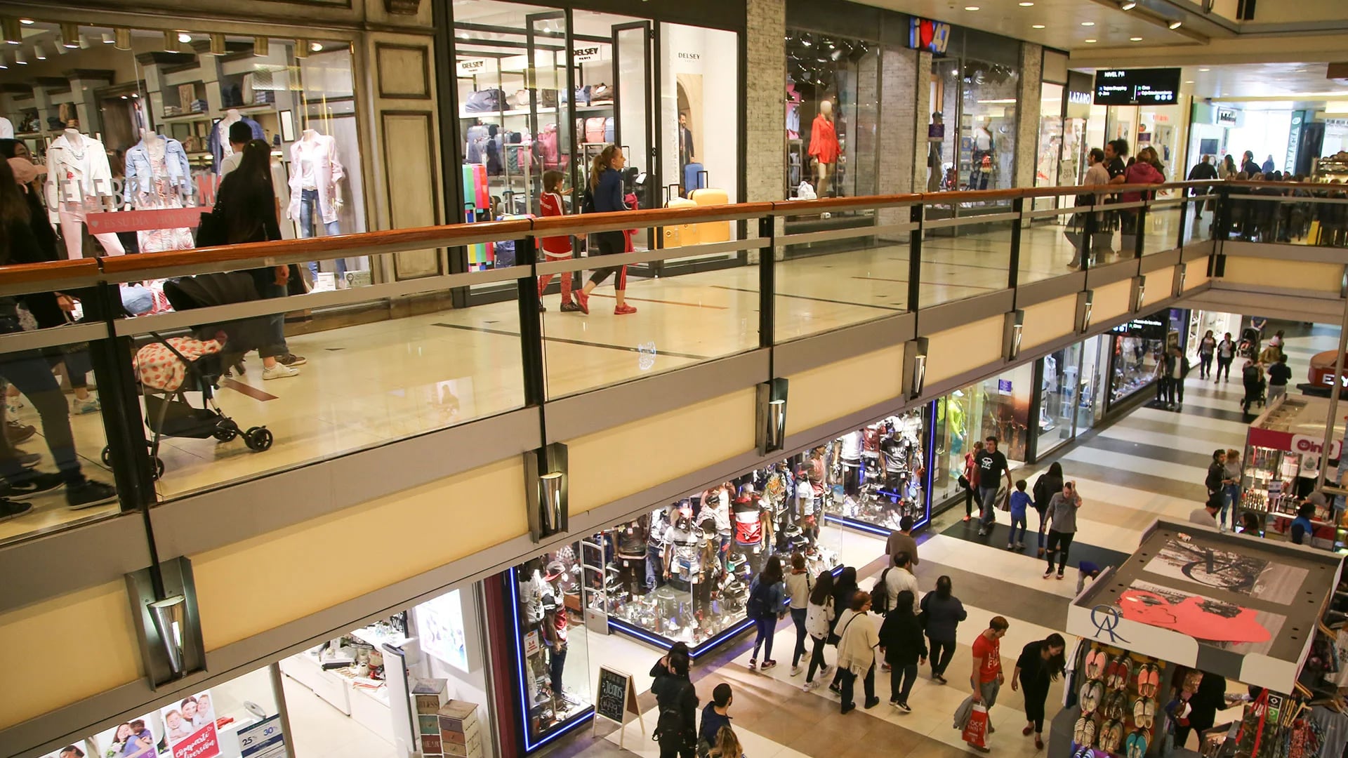 Workers and saleswomen at shopping malls are part of the hundreds of thousands of business workers in the country Photo: NAzzzz FILE