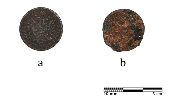 La moneda hallada en el esqueleto estaba en circulación en el siglo XIX, aunque las tumbas removidas databan de entre el siglo XII y XVI (Universidad de Szeged)