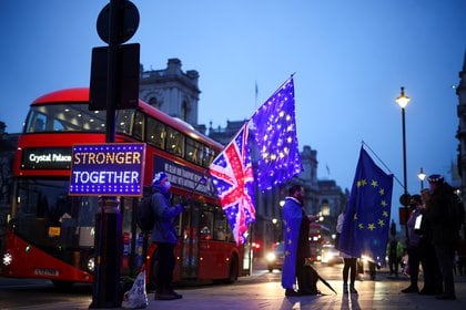 Manifestantes anti-Brexit protestan frente al Parlamento, en Londres (REUTERS/Henry Nicholls)
