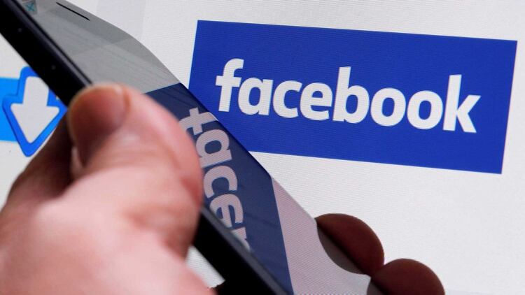 Facebook monitorea las acciones realizadas más allá de los límites de su propia plataforma (REUTERS)