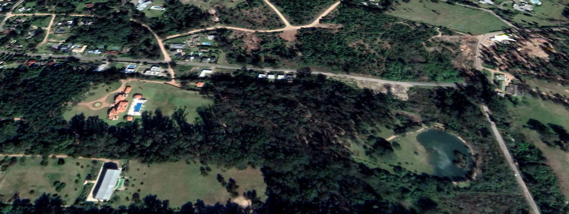 En esta imagen se puede apreciar toda la superficie de la chacra: desde la mansión, pasando por el bosque hasta su laguna artificial (Foto: captura Google Earth)