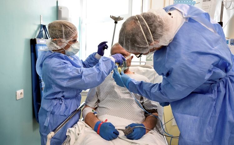 El personal médico trata a un paciente que padece la enfermedad por coronavirus (COVID-19), en el hospital Cernusco sul Naviglio de Milán, Italia (Reuters)