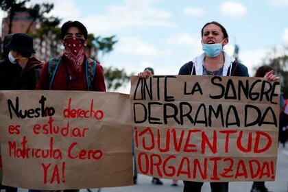 Estudiantes de la Universidad Nacional de Colombia marchan este viernes con carteles contra las masacres en Bogot&#225; (Colombia). EFE/Carlos Ortega
