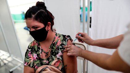 Una mujer recibe su vacuna contra el COVID-19 en Buenos Aires (EFE/Juan Ignacio Roncoroni)
