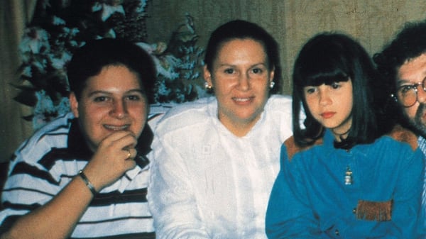 Los dos hijos de Escobar con la madre