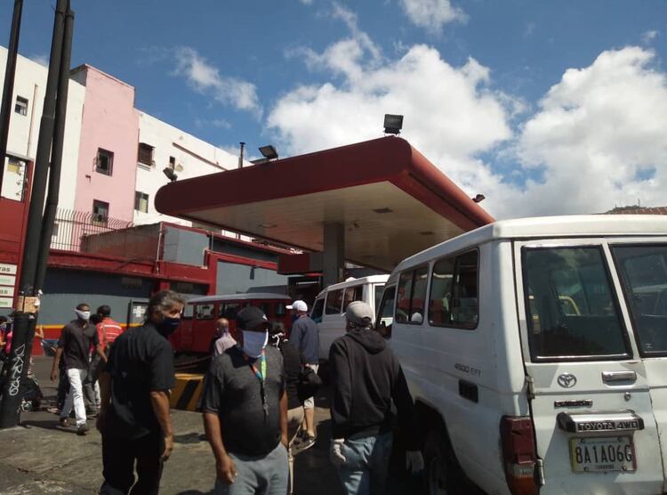 Ciudadanos residentes en Caracas hacen filas para surtir gasolina