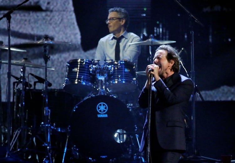 Los seguires de Pearl Jam deberán esperar para volver a ver a Eddie Vedder y su banda sobre los escenarios otra vez (REUTERS/Lucas Jackson) 